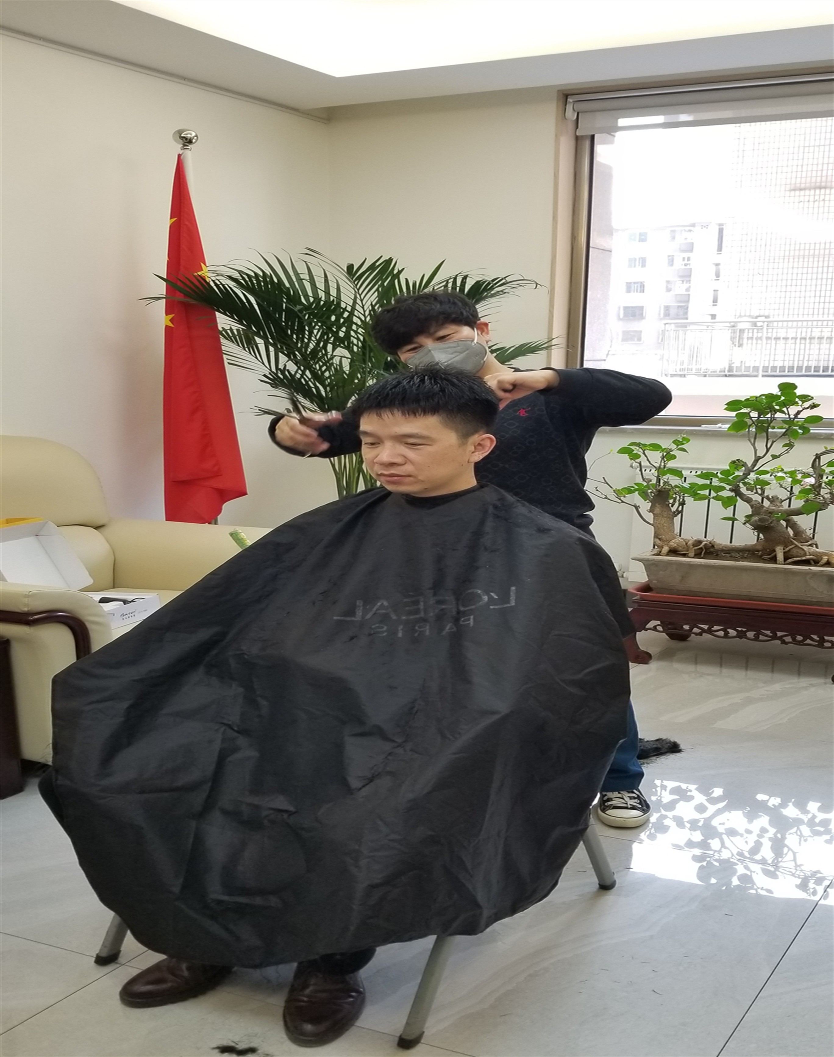 暖心！疫情期間我們的“最美理發(fā)師”